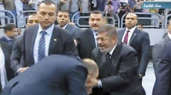 تقبيل يد مرسي
