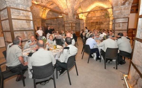 Israeli eaiting below Aqsa - اسرائيليون يحتفلون بالمسجد الأقصى
