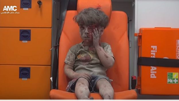 الطفل عمران من حلب يبكي العالم