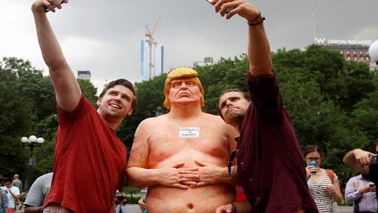 Naked Trump in streets