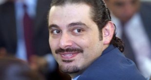 صورة فاضحة لسعد الحريري بحذائه داخل المسجد