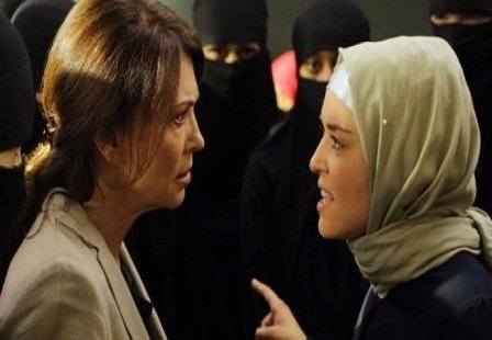 نجمة سينمائية تضع الحجاب وتتحدّث عن راحة نفسية