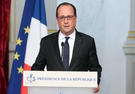 هولاند يتهم تنظيم الدولة بهجمات باريس التي قتلت 127 مدنيا