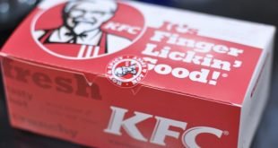 بالصور.. ديدان داخل وجبة KFC