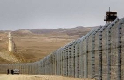 حائط مكهرب تبنيه الجزائر على حدودها مع ليبيا