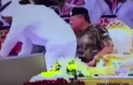 فيديو محمد بن زايد يقاطع الملك الأردني ليقدم الماء للملك سلمان