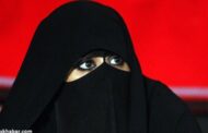 صور سعودي غيور يغطي زوجته بالشماغ في المطعم