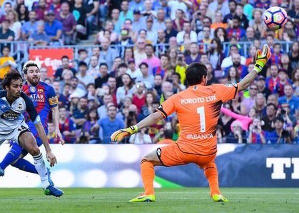 برشلونة يحتفل بعودة ميسي برباعية في مرمى لاكورونيا