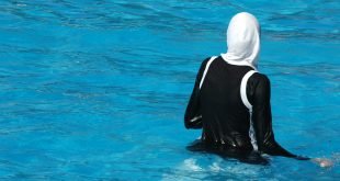 Hijab girl swimming - فتاة محجبة تسبح