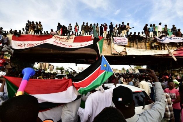 بدء فض الاعتصام في السودان بالقوة من المجلس العسكري