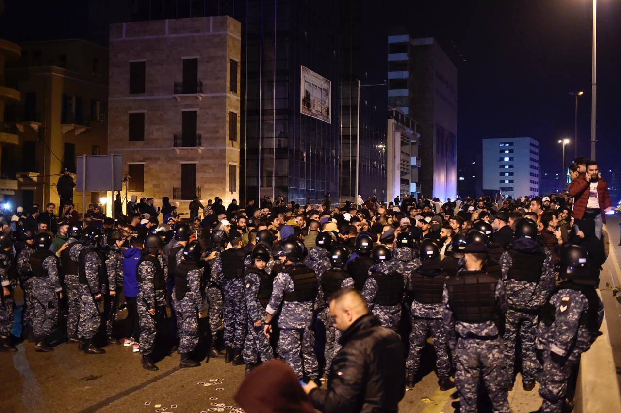 بالفيديو.. شبان على الدراجات النارية يحاولون الوصول لوسط بيروت